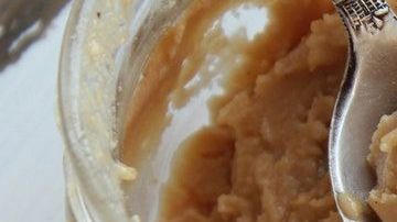 Prepara un bocadillo saludable con cucharada de mantequila de maní sobre una manzana o una rebanada de pan integral.