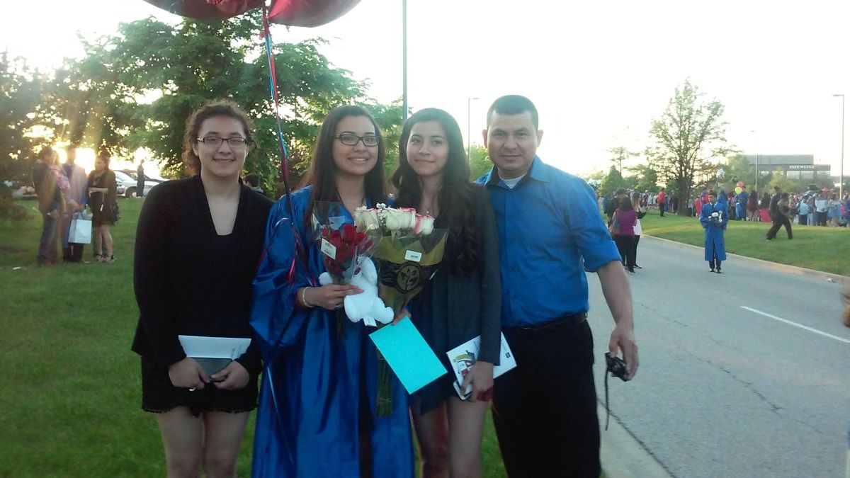El salvadoreño Mauro Navarro, beneficiario del TPS, con su hija Stephanie, graduada en la Universidad St. Edward´s University en Texas, y otros familiares.