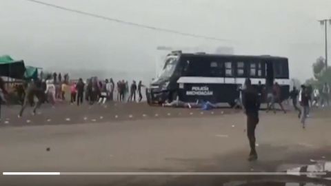 VIDEO: Brutalidad policiaca, atropellan con camión a estudiantes que protestaban