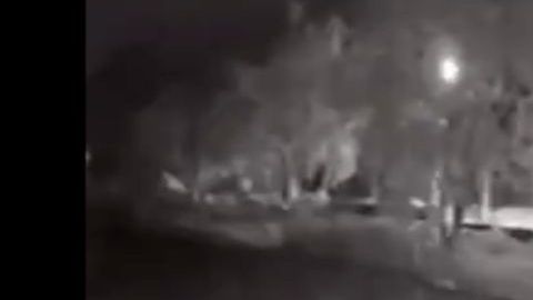 VIDEO: Captan a policías ayudando a narcos dejar cuerpo de hombre descuartizado