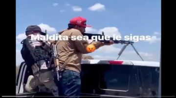 VIDEO: Narcos de los Chapitos entrenan con ametralladora a nuevo sicario