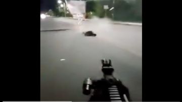 VIDEO: Narcos ejecutan a hombre en plena calle con fusil de alto poder