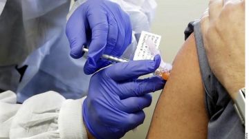 Una vacuna contra el covid-19 es aplicada a un paciente.