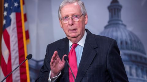 McConnell habla a los medios después de que el Senado aprobó la Ley de Ayuda, Alivio y Seguridad Económica de Coronavirus (Ley CARES).