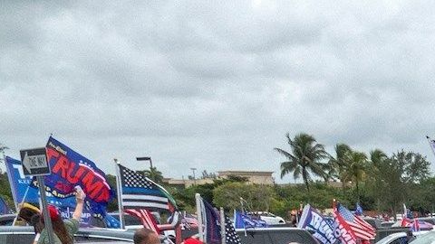 Un vehículo con una bandera de apoyo a Donald Trump durante la marcha celebrada este domingo en Miami.