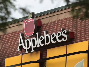 Applebee's quiere que los niños vuelvan a clases bien alimentados.