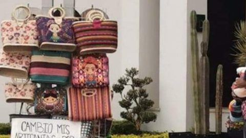 El hombre ofrecía sus artesanías.