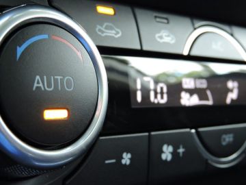 Para disminuir el consumo de combustible al usar el aire acondicionado, es recomendable aparcar tu auto en lugares con sombra, de esta manera el sistema de aire acondicionado tardará menos en climatizar el habitáculo.