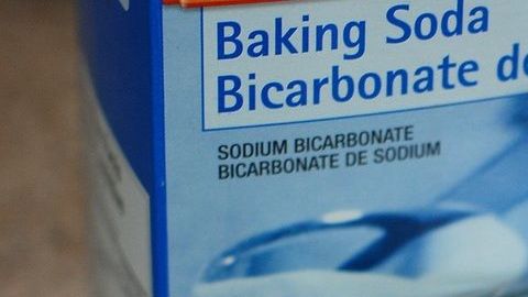 El bicarbonato de sodio es una sustancia alcalina que puede calmar un ligero malestar estomacal por acidez o cubrir un mal olor.