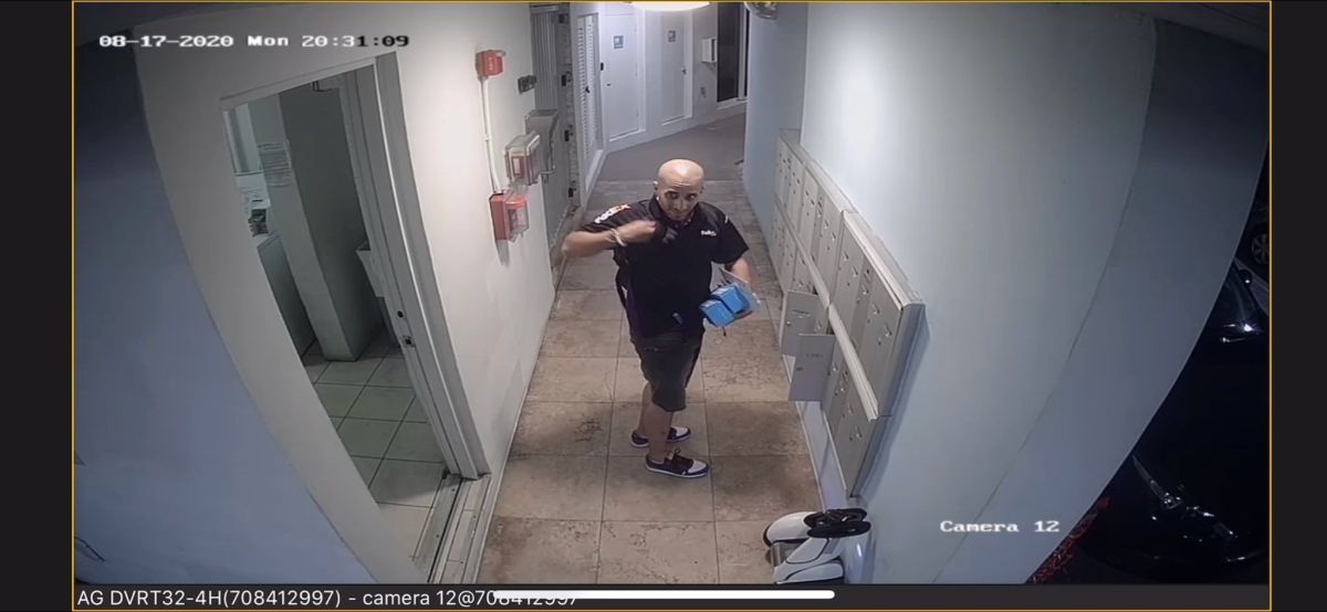 Captura de la cámara de seguridad donde se ve al hombre robando correspondencia. 