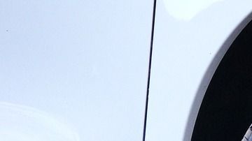 Si necesitas quitar una rueda, asegúrate de aflojar las tuercas antes de levantar el carro; de lo contrario, tendrás problemas para quitarla después.