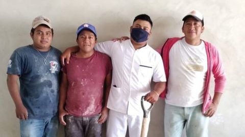 El joven compartió su triunfo con sus excompañeros de obra.