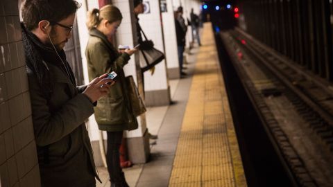 La poca velocidad de los trenes ha provocado que los pasajeros esperen más en los andenes.