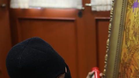 Activistas realizaron pinta en cuadro de Francisco I. Madero.