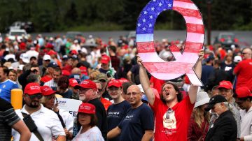 Seguidores de Trump portan carteles o ropa con la "Q".