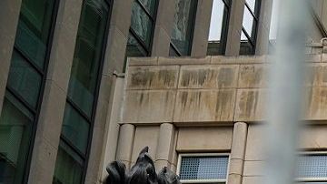 Los asistentes al juicio de "El Chapo" son vigilados por alguaciles federales.