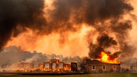 Un edificio arde en un viñedo en Sonoma, California.