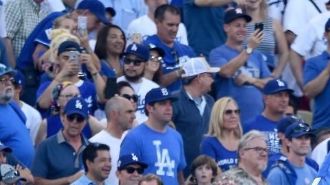Fanáticos en Dodgers Stadium, en el primer juego de la Serie Mundial.