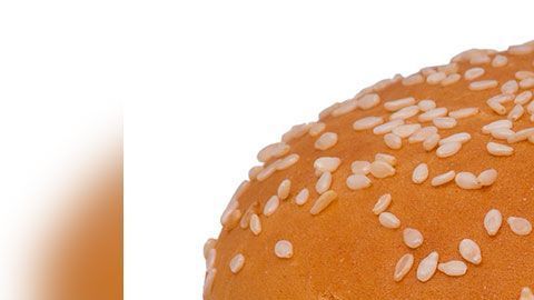 Un hombre decidió llevar el curioso experimento y ver si era cierto que las hamburguesas no se echaban a perder.