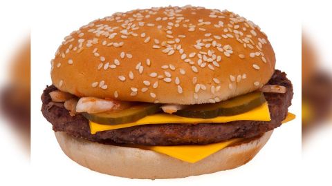 Un hombre decidió llevar el curioso experimento y ver si era cierto que las hamburguesas no se echaban a perder.