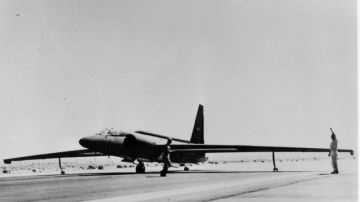 Un avión espía U-2 despega de la 'Area 51' en 1955. Algunas teorías sugerían que a esta base se trasladaron los restos de una supuesta nave extraterrestre que se habría estrellado en Roswell, Nuevo México.
