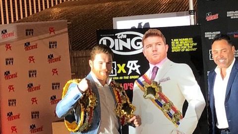 Canelo Álvarez con Óscar de la Hoya en 2018 en un evento de la revista The Ring.