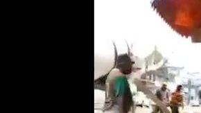 La mujer pasó por el cemento fresco.