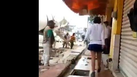 La mujer pasó por el cemento fresco.