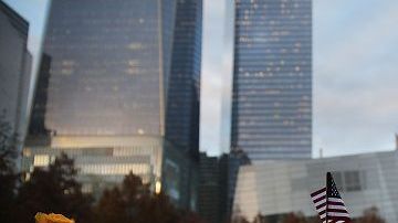 Flores adornan el monumento a las víctimas del 9/11 en Nueva York.