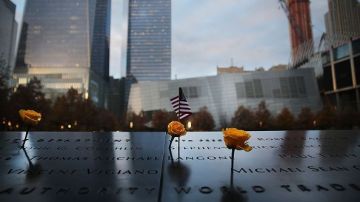Flores adornan el monumento a las víctimas del 9/11 en Nueva York.