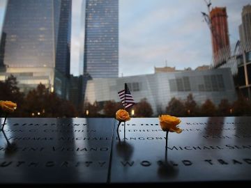 Flores adornan el monumento a las víctimas del 9/11 en Nueva York.