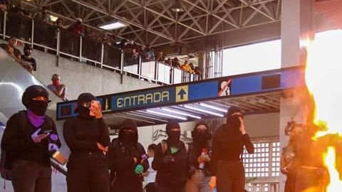 Feministas protestaron en la estación del Metro Chabacano.