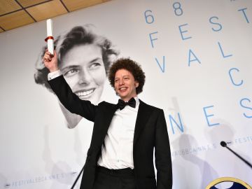 Michel Franco, el domingo, tras recoger su premio en Cannes.