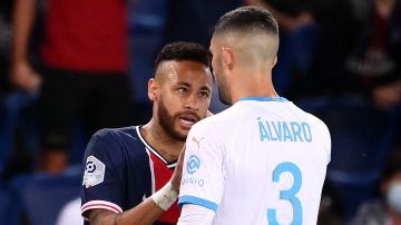 Neymar y Álvaro González querían llevar sus diferencias fuera de la cancha.