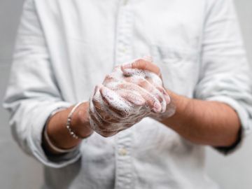 El correcto lavado de manos con jabón previene enfermedades intestinales como respiratorias.