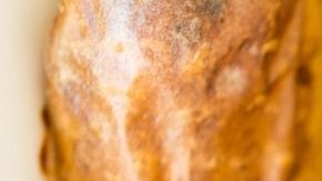 Comer proteínas puede aumentar la cantidad de calorías que quemas al aumentar tu tasa metabólica y reducir el apetito.