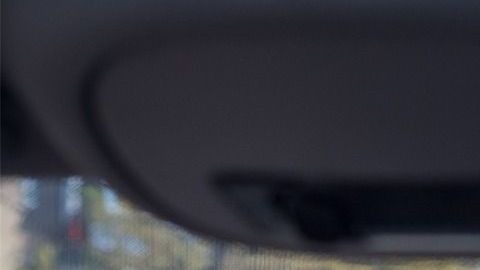 Recuerda que si viajas acompañado al interior de un auto, es indispensable usar cubrebocas para evitar contagios de COVID-19.