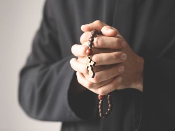 El sacerdote fue sentenciado a 32 años de prisión por abuso sexual.