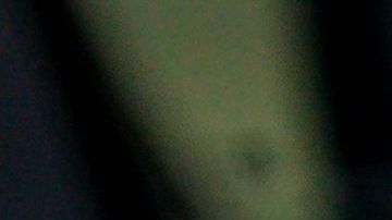 La niña se bajó del auto y sus padres no se dieron cuenta.