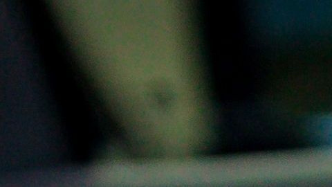 La niña se bajó del auto y sus padres no se dieron cuenta.