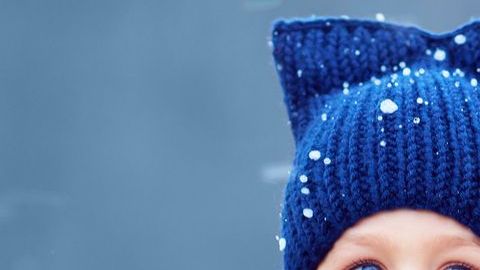 niños con abrigos para el frío