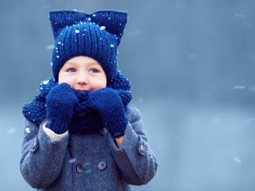 niños con abrigos para el frío