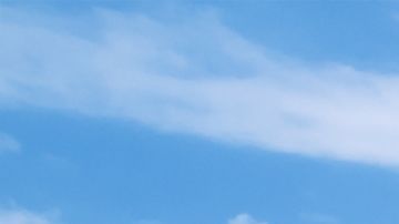 La mujer no podía esperar más para quitarse el bochorno del viaje.