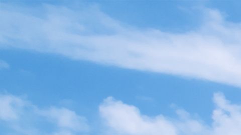 La mujer no podía esperar más para quitarse el bochorno del viaje.