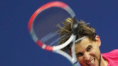 Dominic Thiem de Austria devuelve una jugada a Daniil Medvedev de Rusia durante su partido de semifinal del US OPEN.