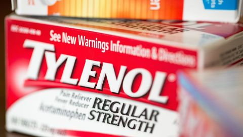 El estado está considerando etiquetar al acetaminofén como una sustancia que podría elevar los riesgos de cáncer.