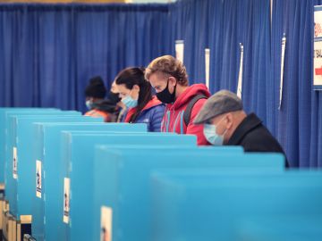 Votantes emiten su sufragio en un centro de votación tenprana en Chicago, en octubre de 2020.