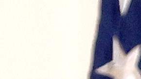 El presidente Donald Trump se quita la mascarillla al volver a la Casa Blanca del Hospital Walter Reed,   donde fue internado  por covid-19.