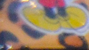 Marisela González compra mascarillas a una vendedora ambulante en el barrio de Back of The Yards. (Belhú Sanabria / La Raza)