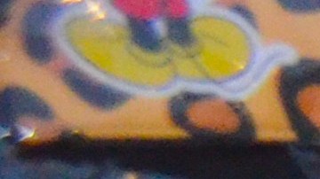 Marisela González compra mascarillas a una vendedora ambulante en el barrio de Back of The Yards. (Belhú Sanabria / La Raza)